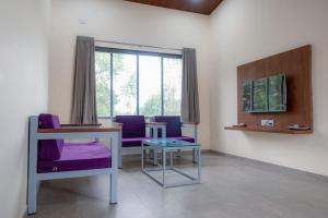 Teak Resort Karjat的电视和/或娱乐中心