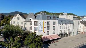 Nespecifikovaný výhled na hory nebo výhled na hory při pohledu z hotelu