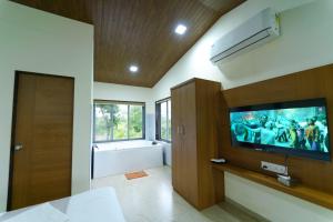 Teak Resort Karjat的电视和/或娱乐中心