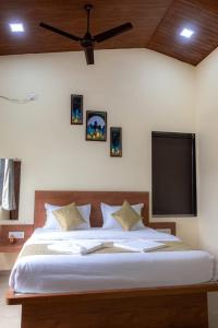 Teak Resort Karjat客房内的一张或多张床位