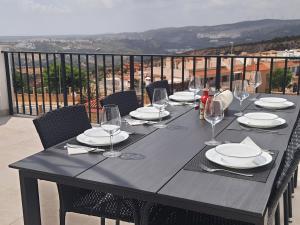 カサーレスにあるCasa Alinaのテーブル(皿付)、バルコニー(ワイングラス付)