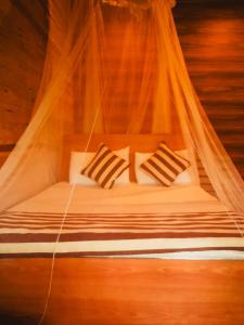 エッラにあるTalblick Homestay Ellaのテント内のベッド(枕2つ付)