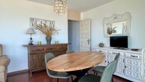 Μια τηλεόραση ή/και κέντρο ψυχαγωγίας στο CATALONIA 6-1