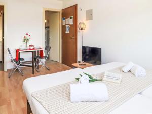 Postel nebo postele na pokoji v ubytování Apartment Rosablanche C25 by Interhome
