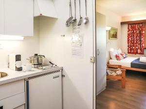 Kuchyň nebo kuchyňský kout v ubytování Apartment Rosablanche E36 by Interhome