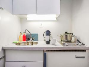 Kuchyň nebo kuchyňský kout v ubytování Apartment Rosablanche E36 by Interhome