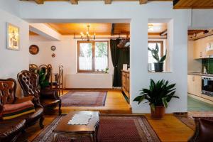 a living room with a couch and a table at Cabana Paulino in Suceviţa