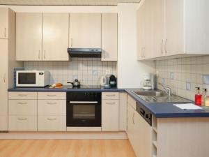 Kuchyň nebo kuchyňský kout v ubytování Apartment Rosablanche B21 by Interhome