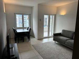 un soggiorno con un divano e un tavolo di Urban Residence by Quokka 360 - Modern apartments in Lugano a Lugano Altre 37 foto