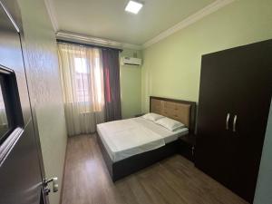una piccola camera da letto con un letto e una finestra di Express Hotel a Yerevan