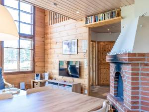 Et tv og/eller underholdning på Holiday Home Kivalonmaa b by Interhome