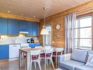 Køkken eller tekøkken på Holiday Home Kivalonmaa b by Interhome