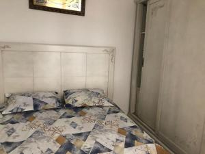 Maison avec vue mer La falaise客房内的一张或多张床位
