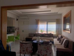 Maison avec vue mer La falaise的休息区