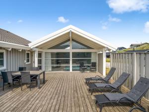 Patio nebo venkovní prostory v ubytování Holiday Home Anne - 100m from the sea by Interhome