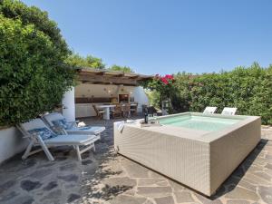 Bazén v ubytovaní Holiday Home Shardana by Interhome alebo v jeho blízkosti