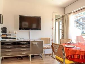 Μια τηλεόραση ή/και κέντρο ψυχαγωγίας στο Apartment Olympic F8 by Interhome