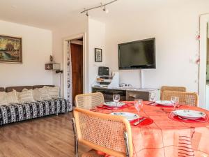 Μια τηλεόραση ή/και κέντρο ψυχαγωγίας στο Apartment Olympic F8 by Interhome