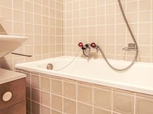 Ένα μπάνιο στο Apartment Olympic F8 by Interhome