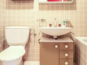 Ένα μπάνιο στο Apartment Olympic F8 by Interhome