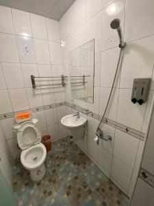 a bathroom with a toilet and a sink at Beauty Home Homestay in Hualien City +27 photos