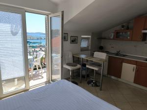 Кухня или мини-кухня в Apartments & Room Marina View
