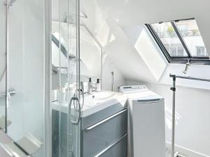 a bathroom with a sink and a shower at Le Giuseppe - Nid central in Compiègne