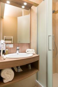 勒勒莱克凯尔于永勒莱克胡昂布雷斯特布里特酒店的带水槽和淋浴的浴室 更多44张照片