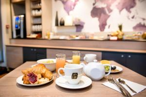 勒勒莱克凯尔于永勒莱克胡昂布雷斯特布里特酒店的摆满食物和咖啡的桌子