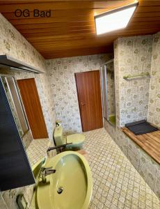 un bagno con un water e un lavandino di Panoramablick Ferien- und Monteurwohnung OG a Mörlenbach