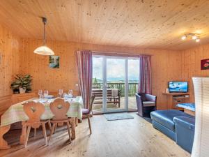 Μια τηλεόραση ή/και κέντρο ψυχαγωγίας στο Chalet Firewater-Hütte-2 by Interhome