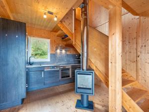 Η κουζίνα ή μικρή κουζίνα στο Chalet Firewater-Hütte-2 by Interhome