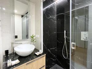 czarno-biała łazienka z umywalką i prysznicem w obiekcie Jacuzzi Luxury Apartment in the Town Centre w Turynie +18 zdjęć