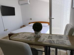 Телевизор и/или развлекательный центр в Apartments & Room Marina View