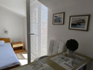Кровать или кровати в номере Apartments & Room Marina View