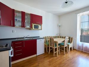 eine Küche und ein Esszimmer mit Tisch und Stühlen in der Unterkunft Apartment Horní Rokytnice-2 by Interhome in Rokytnice nad Jizerou