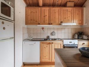Una cocina o zona de cocina en Chalet Kvisthån Tallen by Interhome 23 fotos más