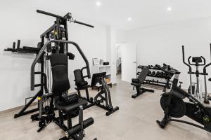 ein Fitnessstudio mit mehreren Laufbändern in einem Raum in der Unterkunft KARAT Villa Splendida in Playa Paraiso