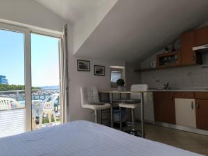 Кухня или мини-кухня в Apartments & Room Marina View
