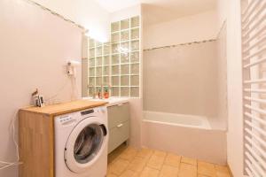 baño con lavadora y ventana en La Cabotte d'Ahuy, en Ahuy 9 fotos más