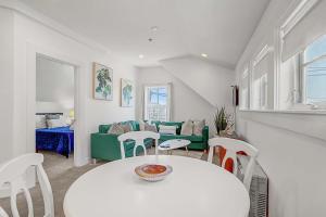 sala de estar con mesa y sofá verde en Oasis on Commercial Street w Balcony, en Provincetown 20 fotos más