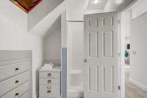 un armario blanco con puerta y cajón en Oasis on Commercial Street w Balcony, en Provincetown