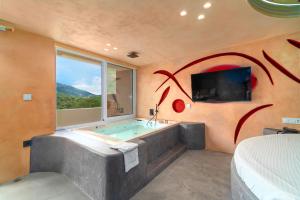 Postel nebo postele na pokoji v ubytování ALFA HOTEL