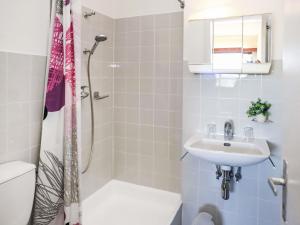 een badkamer met een wastafel, een toilet en een douche bij Apartment Rosablanche D35 by Interhome in Siviez