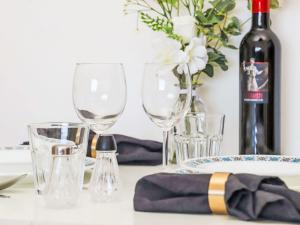 een tafel met glazen en een fles wijn bij Apartment Rosablanche D35 by Interhome in Siviez