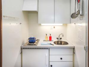 een keuken met witte kasten en een spoelbak bij Apartment Rosablanche D35 by Interhome in Siviez +15 foto's