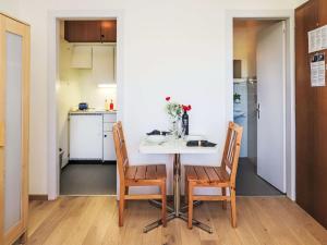 een keuken en eetkamer met een tafel en stoelen bij Apartment Rosablanche D35 by Interhome in Siviez