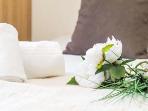 een boeket witte bloemen op een bed bij Apartment Rosablanche D35 by Interhome in Siviez +15 foto's
