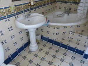 ein Badezimmer mit Waschbecken und Badewanne in der Unterkunft Villa charmante dans les vergers de Normandie avec piscine privée. in Épinay + 35 Fotos