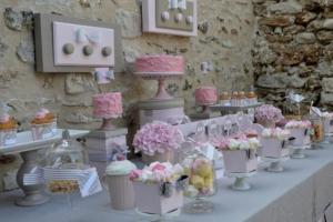 ein Tisch mit Cupcakes und Kuchen oben drauf in der Unterkunft Villa charmante dans les vergers de Normandie avec piscine privée. in Épinay